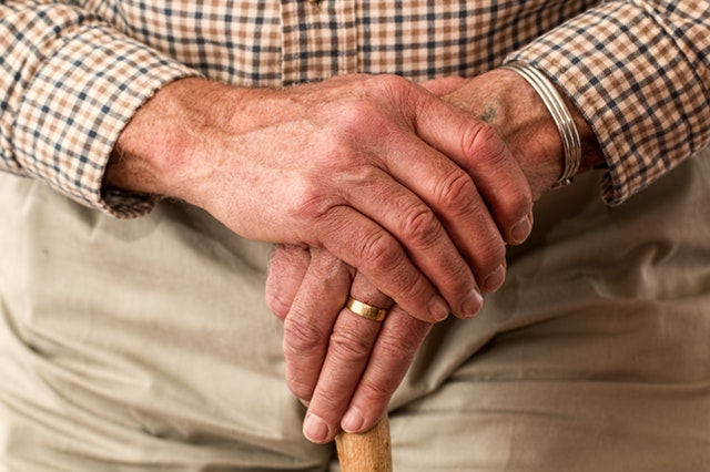 hands-walking-stick-elderly-old-person Climatisation temporaire pour maison de retraite