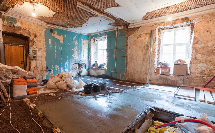 Interior of apartment with materials during on the renovation and construction ( making wall from gypsum plasterboard) Location de déshumidificateurs pour la rénovation d’une habitation