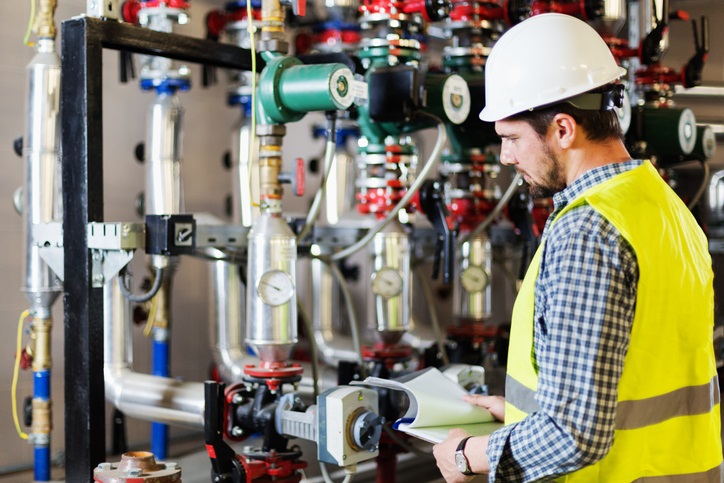 Stationary engeneer at work Chauffage temporaire dans les hôpitaux et les établissements de santé : comment choisir le partenaire idéal ?