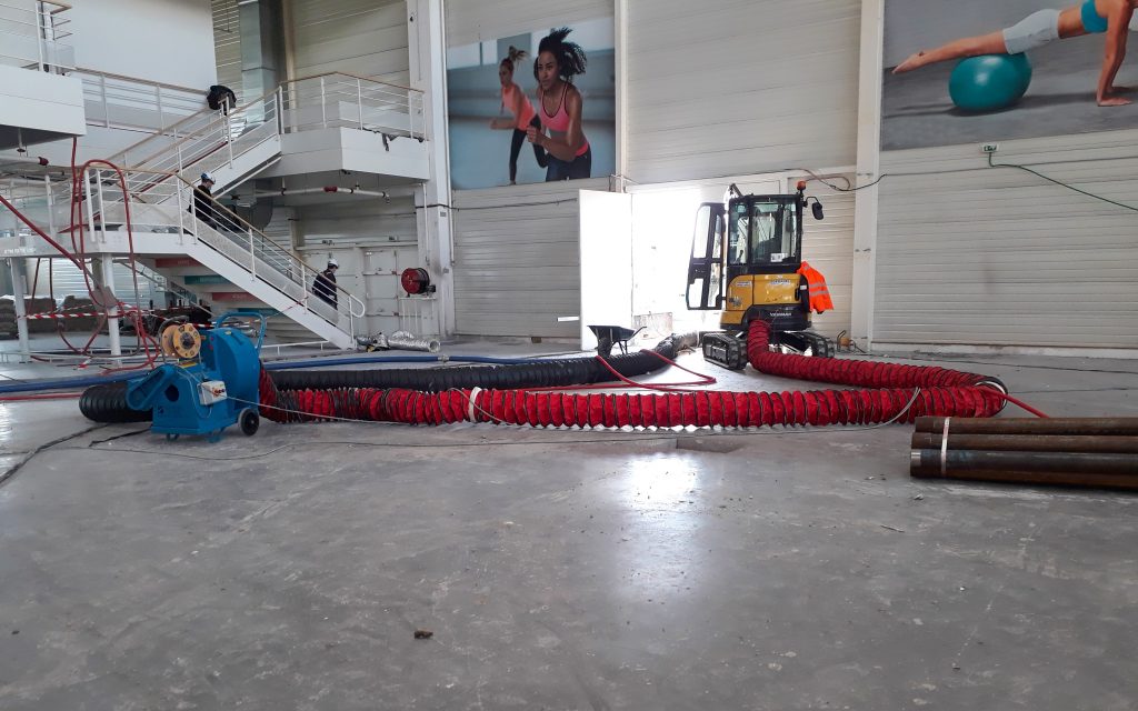 Un magasin d’équipements sportifs a besoin d’une solution d’extraction d’air pour son site en construction